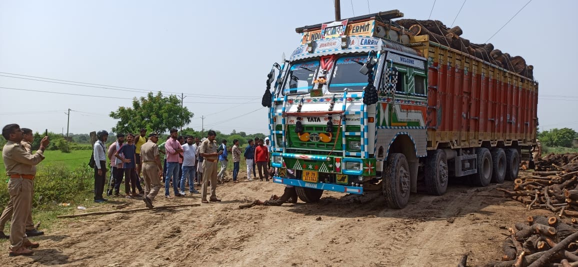 Truck hit by high tension line, accident while loading wood from dump, driver died