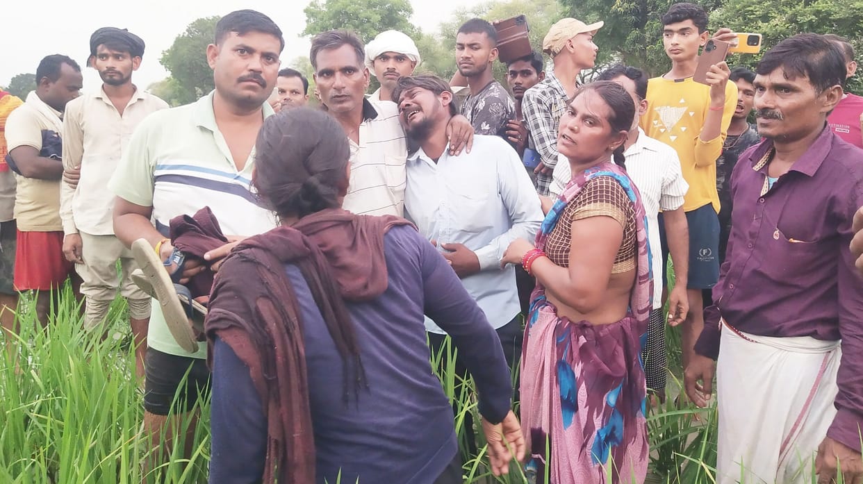 Dead body found in paddy field, The young man was missing for seven days, the family said killed in a land dis