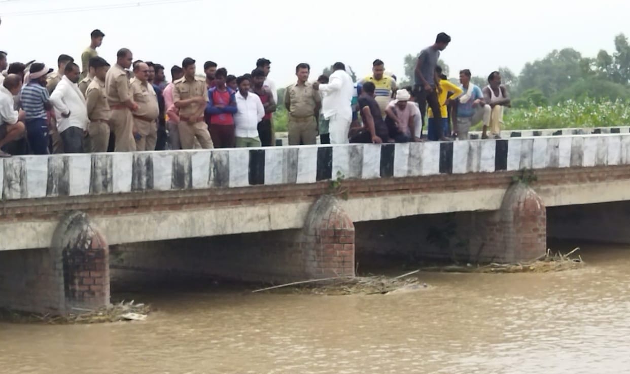 Kanpur like accident in Fatehpur too,Sister jumped into canal, Divyang brother jumped to save her, both missin