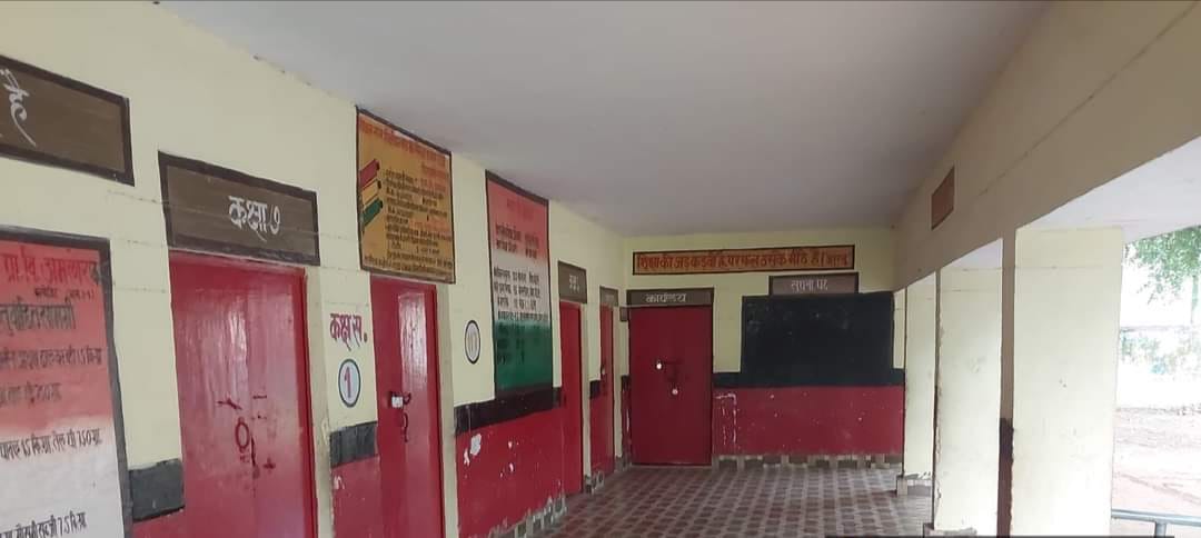 The village head abused the headmistress, said you fool, the whole school sits down to eat