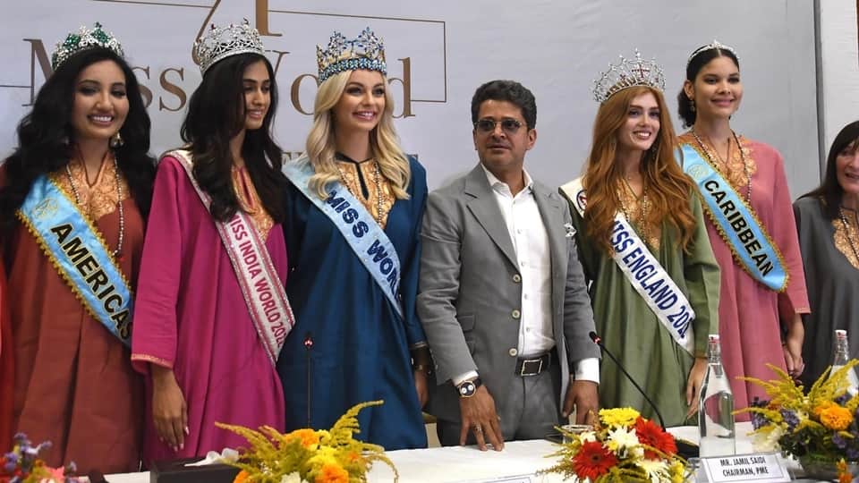 Miss World Karolina Bielawska visit Kashmir photos takes a Shikara ride
