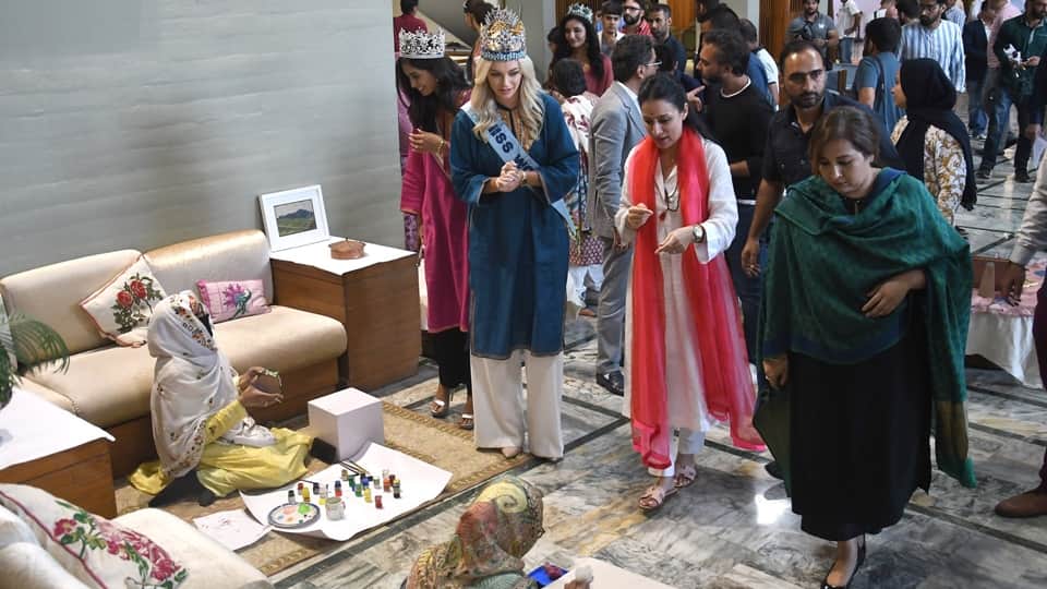 Miss World Karolina Bielawska visit Kashmir photos takes a Shikara ride