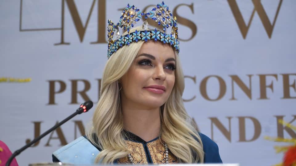 Miss World Karolina Bielawska visit Kashmir photos takes a Shikara ride