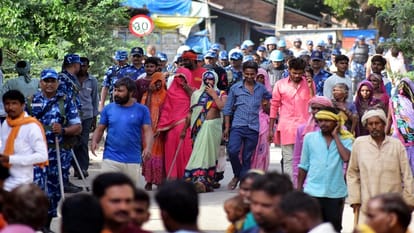 Uproar over the murder of a student in Prayagraj mob broke ambulance pelted stones at police station five arre