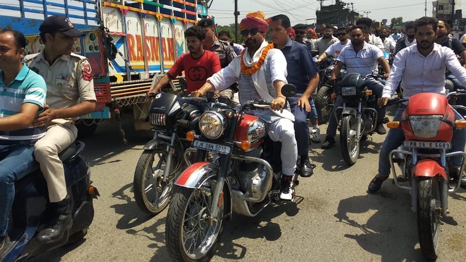 Kathua: Police waiting at Kali Badi to stop rally Chaudhary Lal Singh reached Saror via nagari