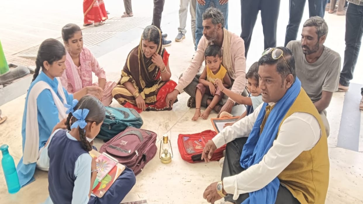 MP News Family living in darkness for a month in Burhanpur reached collector office with a lantern