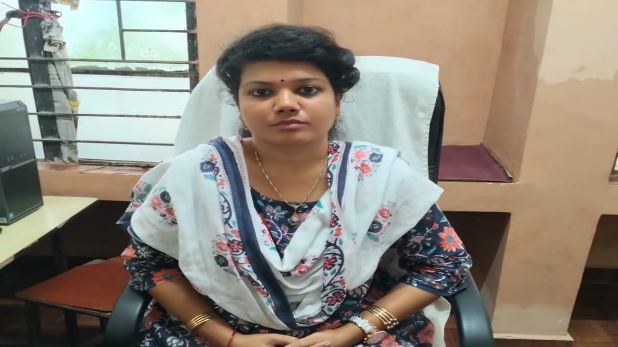 MP News Excise officer Rini Gupta arrested for taking one lakh 20 thousand bribe Rewa Lokayukta took action