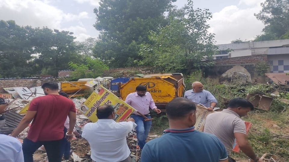 Narnaul: After joining DMC, got city council premises cleaned, picked up goods himself