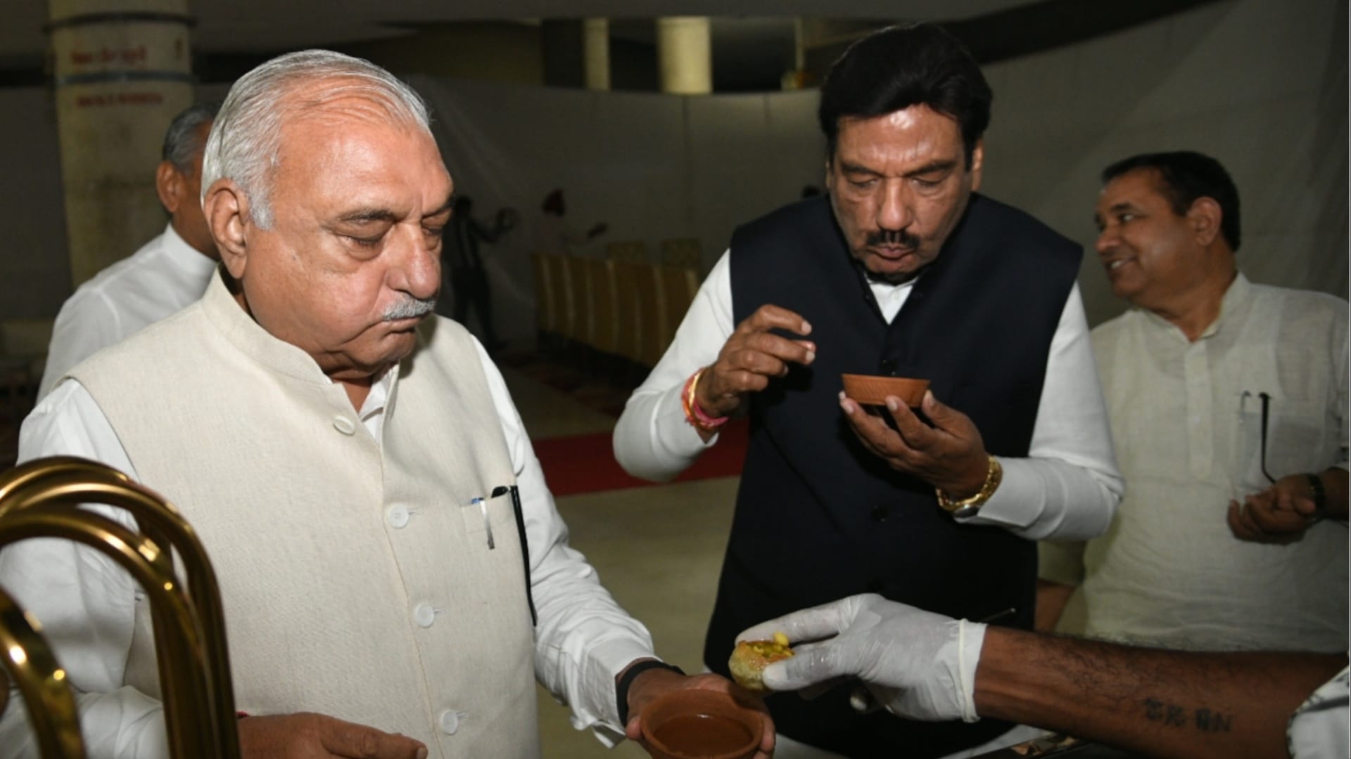Haryana: Many leaders including Hooda-Manohar were seen enjoying golgappas on last day of the monsoon session