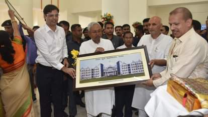 विश्वविद्यालय के नए भवन के उद्घाटन के दौरान मुख्यमंत्री नीतीश कुमार और अन्य लोग