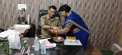 Rakhi tied on the wrist of the policemen, girl students took the promise of protection from the PAC jawans