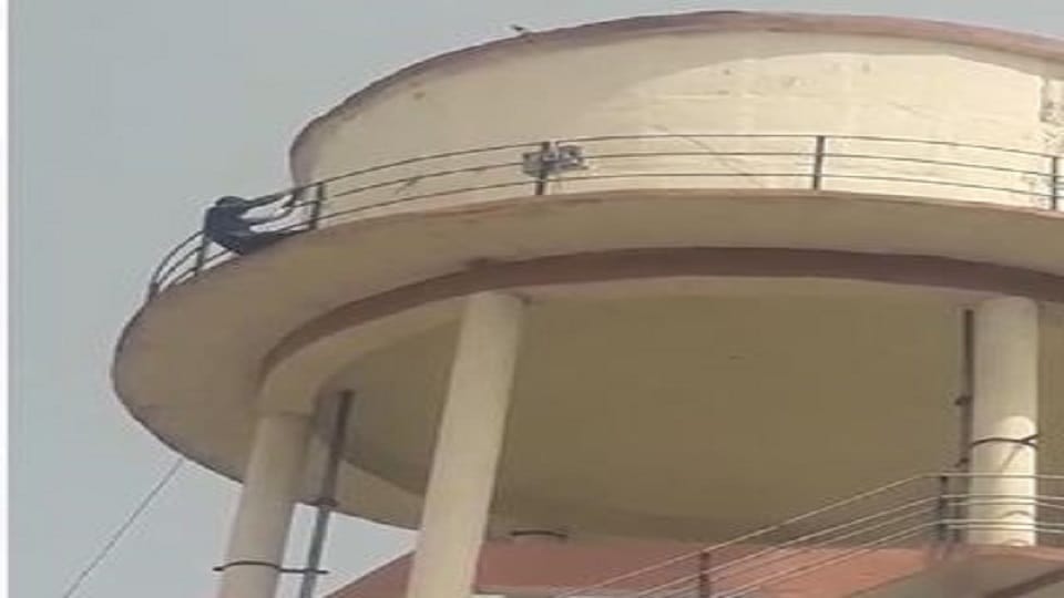 young man climbed on water tank in Agra tehsil Threatened to kill himself police were shocked to see action