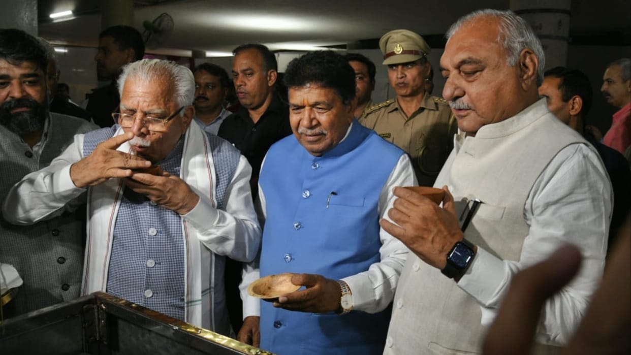 Haryana: Many leaders including Hooda-Manohar were seen enjoying golgappas on last day of the monsoon session