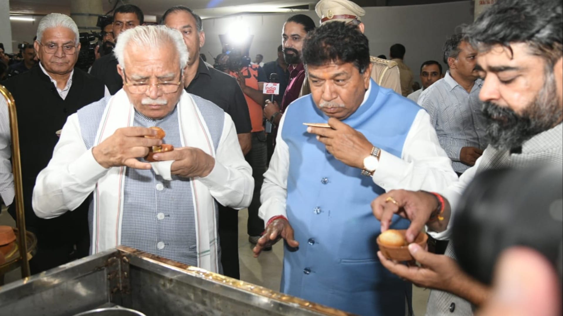 Haryana: Many leaders including Hooda-Manohar were seen enjoying golgappas on last day of the monsoon session
