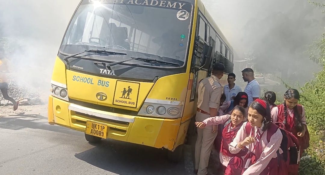 Uttarakhand News fire broke out in school bus returning with children in Chamoli