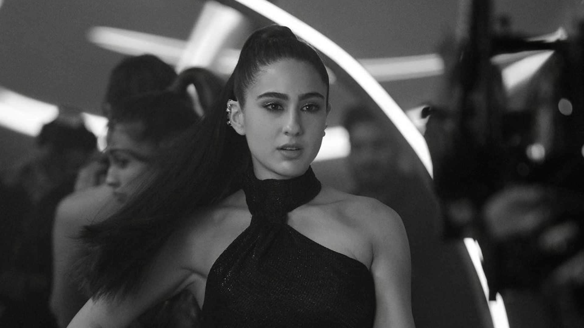 Sara Ali Khan metro in dino actress takes a dig at Janhvi kapoor by latest  post netizens reacts like this