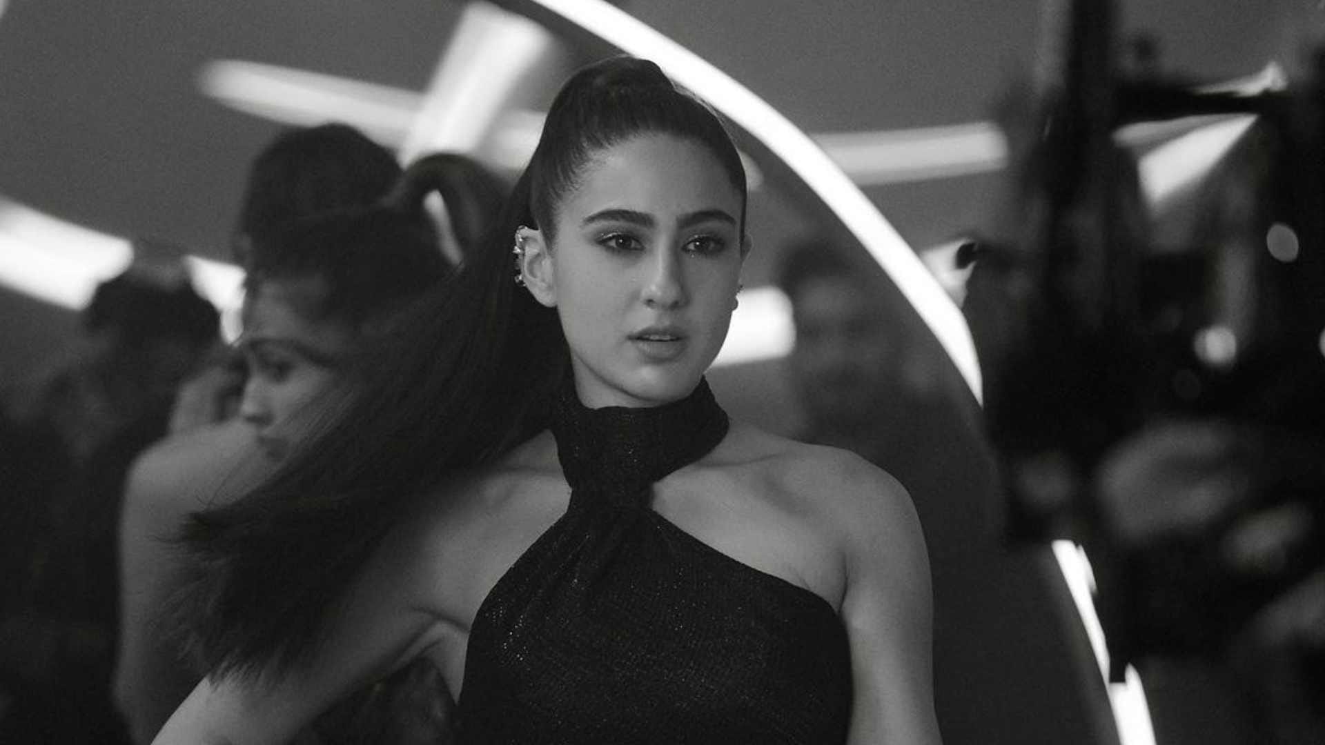 Sara Ali Khan metro in dino actress takes a dig at Janhvi kapoor by latest  post netizens reacts like this