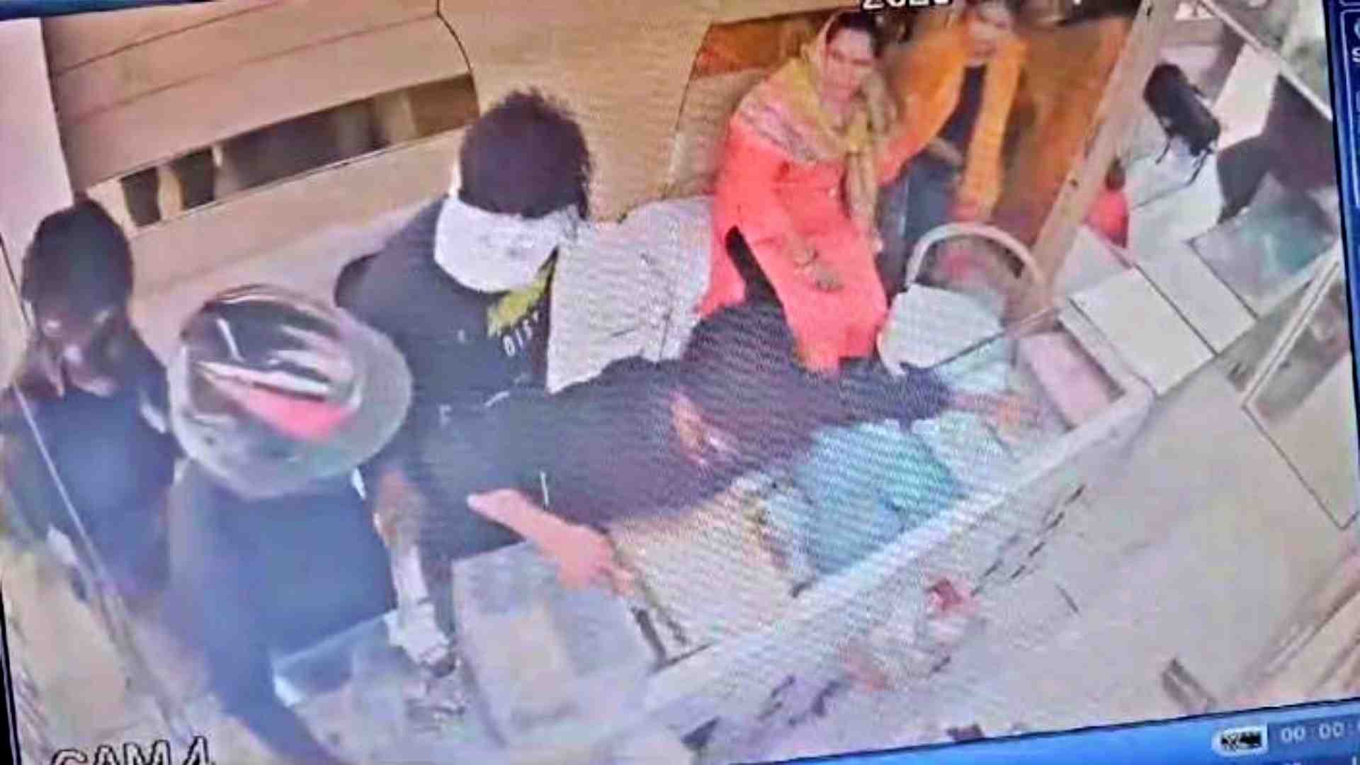 सीसीटीवी में कैद हुए आरोपी।