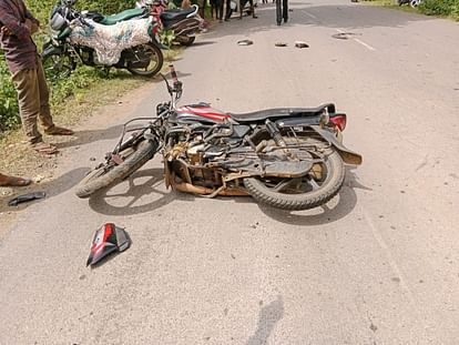 Amroha: Two killed in collision between e-rickshaw and bike, crowd gathered on spot