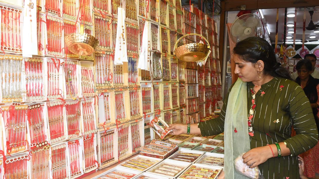 Rakhi market fades due to online shopping at Gorakhpur