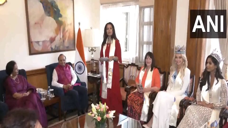 Miss World Karolina Bilavska meets Lieutenant Governor VK Saxena