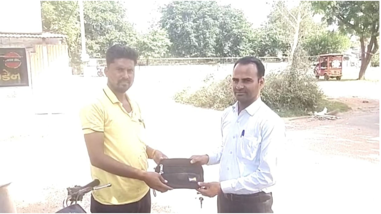 Dausa Honesty is still alive the milk seller returned Rs 1.50 lakh