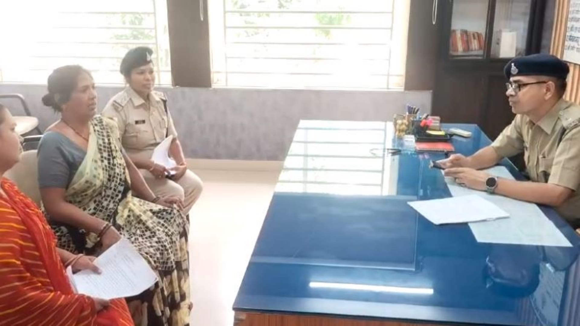 पीड़ित महिला और पुलिस