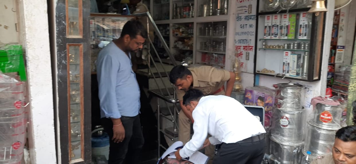 Azamgarh: Tax evasion of 65 lakhs caught in a raid that lasted for 18 hours, created a stir