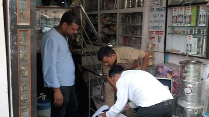 Azamgarh: 18 घंटे तक चली छापेमारी में पकड़ी गई 65 लाख की टैक्स चोरी, मचा हड़कंप Azamgarh: Tax evasion of 65 lakhs caught in a raid that lasted for 18 hours, created a stir