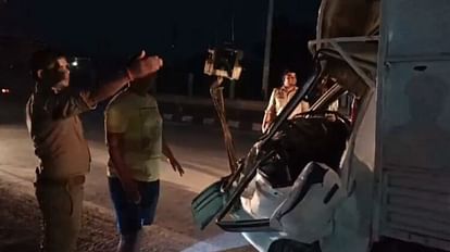 अमेठी में हादसा: ट्रक से टकराई पिकअप, दुर्घटना में दो की मौत, 15 घायल Two died and many injured in an accident in Amethi.