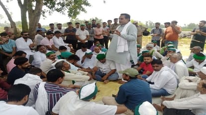 अमरोहा: लगाने के चौबीस घंटे बाद हटाई पूर्व पीएम चौ. चरण सिंह की प्रतिमा, गुस्से में किसान धरने पर बैठे Amroha: Removed after 24 hours of installation former PM Chow. Charan Singh statue, angry farmers