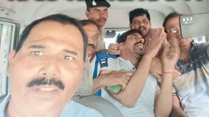 Bihar News : 55 हजार घूस लेते रंगे हाथ पकड़ाया सदर अस्पताल का क्लर्क, विजिलेंस की टीम ने किया गिरफ्तार Bihar News: Clerk of Sadar Hospital caught red-handed taking bribe in Rohtas, Vigilance team arrested