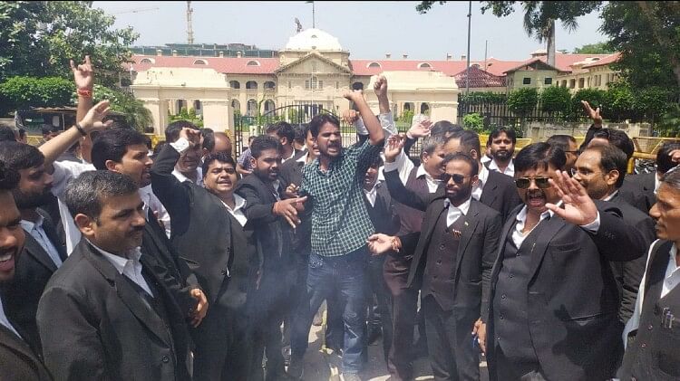 प्रयागराज : हापुड़ की घटना के विरोध में न्यायिक कार्य से विरत रहे अधिवक्ता, पुतला दहन कर जताई नाराजगी