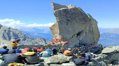 Kinnaur News: किन्नौर कैलाश में 3014 श्रद्धालुओं ने टेका माथा, अंतिम जत्था इस दिन होगा रवाना Kinnaur News: 3014 devotees paid obeisance at Kinnaur Kailash, last batch will leave on this day