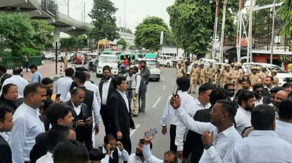 हापुड़ में लाठीचार्ज का विरोध: लखनऊ में वकीलों ने किया प्रदर्शन, सड़क जाम किया, पुलिसकर्मी को पीटा Protest against lathicharge on lawyers in Lucknow.