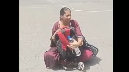 50% कमीशन: PWD के अधिकारियों पर भुगतान रोकने का आरोप लगा ठेकेदार पत्नी संग सीएम हाउस के सामने धरने पर बैठा 50% commission: Alleging that PWD officials stopped payment, the contractor along with his wife sat on a dharn