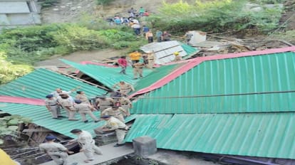 Mandi News: औट गांव में मकान पर गिरा पेड़, अंदर फंसे मां-बेटे को सुरक्षित निकाला House hit by landslide in Aut village, mother and son trapped inside rescued after hard work