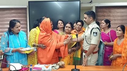Ujjain: मातृशक्ति ने पुलिस परिवार के साथ मनाया रक्षाबंधन, एसपी सचिन शर्मा को राखी बांधकर लिया रक्षा का संकल्प Ujjain: women celebrated Rakshabandhan with the police family took a pledge of protection by tying Rakhi to sp