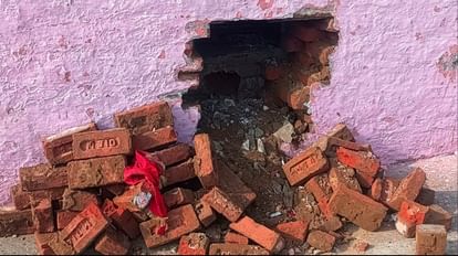 Jewelery worth 25 lakhs stolen by breaking into the wall of the temple