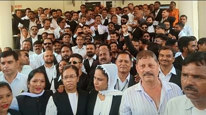 Jhansi: हापुड़ की घटना के विरोध में अधिवक्ताओं ने किया जमकर प्रदर्शन, हड़ताल की दी चेतावनी Advocates protest fiercely in Jhansi against Hapur incident