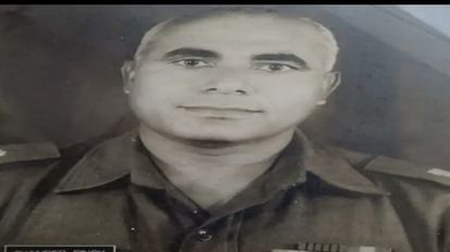 Moist eyes in last farewell of retired Major Chandra Singh Malik in Rohtak