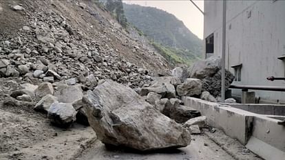 Pandoh Kullu Road: पंडोह-कुल्लू सड़क मार्ग बंद, वाहनों की लगी कतार; पहाड़ी से लगातार गिर रहे पत्थर Pandoh to Kullu Road is Closed Heavy Landslide at Jhalogi Near Aut