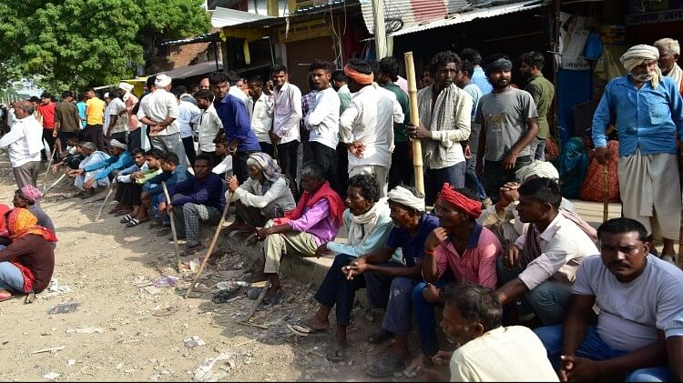 छेड़खानी के विरोध पर छात्र की हत्या: लाठी-डंडों से लैस हजारों लोग सड़क पर बैठे, बोले-प्रधान के घर पर बुलडोजर…