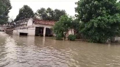 Rain stopped in Sitamarhi, water level of rivers continued to fluctuate; 30 villages still in grip of flood