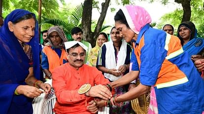 Mp News:वीडी शर्मा ने सफाई प्रहरी बहनों से बंधवाई राखी, उपहार देकर छूए पैर, लिया आशीर्वाद - Mp News: Vd Sharma Tied Rakhi To The Cleaning Guard Sisters, Gave Gifts And Took