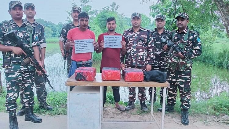 Bihar: बेतिया में इंडो नेपाल बॉर्डर से आठ लाख के गांजे के साथ दो तस्कर गिरफ्तार; सेनवरिया SSB जवानों ने पकड़ा