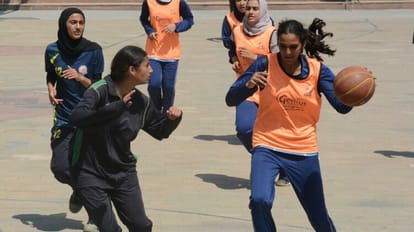 श्रीनगर: टीबीएमएस डायरेक्टर कप बास्केटबॉल टूर्नामेंट पर मैलसन स्कूल ने जमाया कब्जा Srinagar: Malson School won TBMS Director Cup basketball tournament