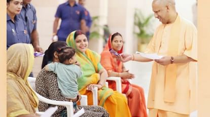 UP News: मुख्यमंत्री योगी का निर्देश, जन शिकायतों का त्वरित निस्तारण करें, 200 फरियादियों की समस्याएं सुनी CM Yogi Adityanath heard the problems of 200 people in janata darbar.