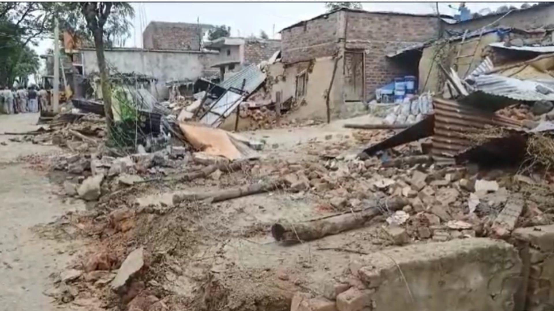आरोपियों के घर पर चला प्रशासन का बुलडोजर