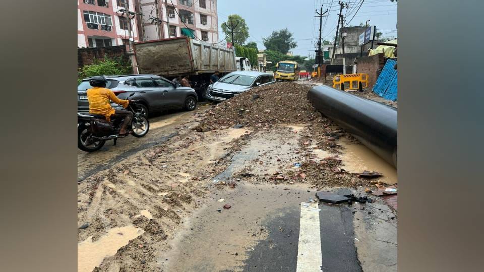 companies dug two hundred fifty km long road and left them like this In Agra people are facing problems